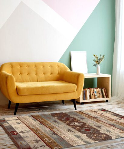 Nice living room with couch, carpet, green plant on a bookcase. ΧΑΛΙ POP 0430X ΣΤΟΚ Π.Χ. - 150X220 NewPlan - 5 28 pop 0430 x 2 scaled